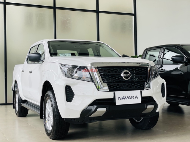 Ảnh thực tế Nissan Navara EL giá 699 triệu tại đại lý: Có bệ bước, màn hình 10 inch, đấu Ranger XLS- Ảnh 2.