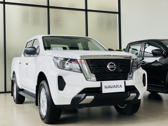 Ảnh thực tế Nissan Navara EL giá 699 triệu tại đại lý: Có bệ bước, màn hình 10 inch, đấu Ranger XLS- Ảnh 2. Ảnh thực tế Nissan Navara EL giá 699 triệu tại đại lý: Có bệ bước, màn hình 10 inch, đấu Ranger XLS- Ảnh 2.