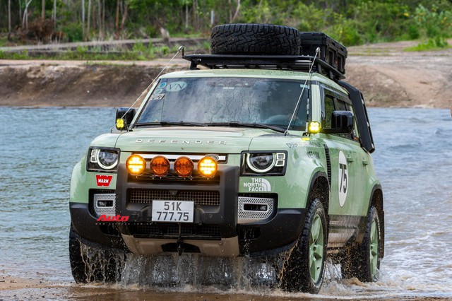 Dân chơi Bình Dương độ lại Land Rover Defender 7 tỷ đồng: Tốn gần 700 triệu, toàn đồ chính hãng, chuẩn bị cho hành trình vòng quanh thế giới- Ảnh 10. Dân chơi Bình Dương độ lại Land Rover Defender 7 tỷ đồng: Tốn gần 700 triệu, toàn đồ chính hãng, chuẩn bị cho hành trình vòng quanh thế giới- Ảnh 10.