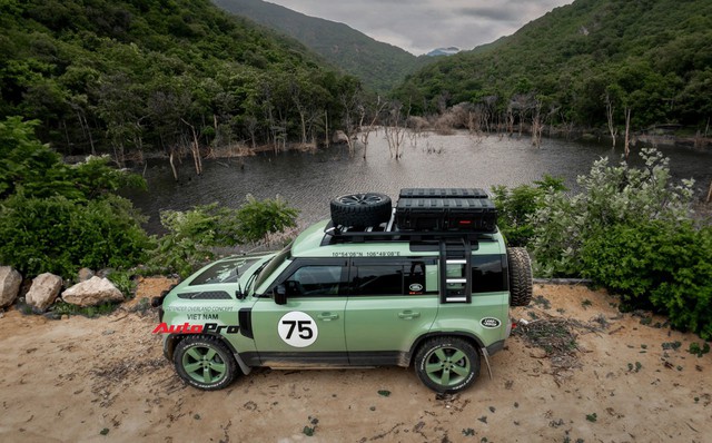 Dân chơi Bình Dương độ lại Land Rover Defender 7 tỷ đồng: Tốn gần 700 triệu, toàn đồ chính hãng, chuẩn bị cho hành trình vòng quanh thế giới- Ảnh 11. Dân chơi Bình Dương độ lại Land Rover Defender 7 tỷ đồng: Tốn gần 700 triệu, toàn đồ chính hãng, chuẩn bị cho hành trình vòng quanh thế giới- Ảnh 11.