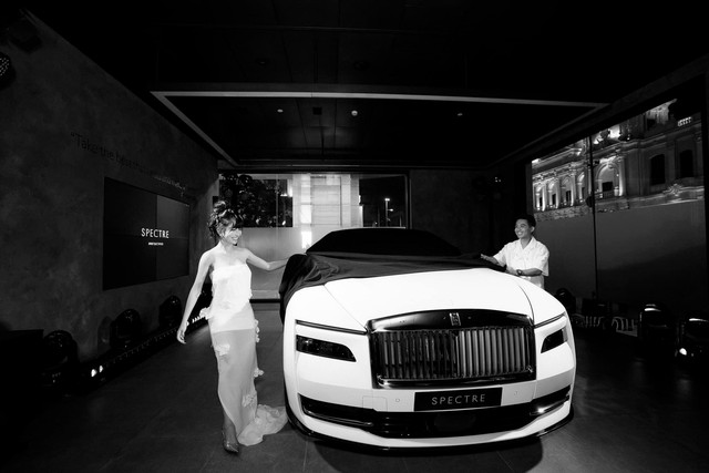 Mua Rolls-Royce Spectre đầu tiên Việt Nam, Minh Nhựa được chiều như thế nào: Sang tận Anh, được tặng một thứ khiến chính chủ thốt lên lời khen rất chu đáo- Ảnh 2. Mua Rolls-Royce Spectre đầu tiên Việt Nam, Minh Nhựa được chiều như thế nào: Sang tận Anh, được tặng một thứ khiến chính chủ thốt lên lời khen rất chu đáo- Ảnh 2.
