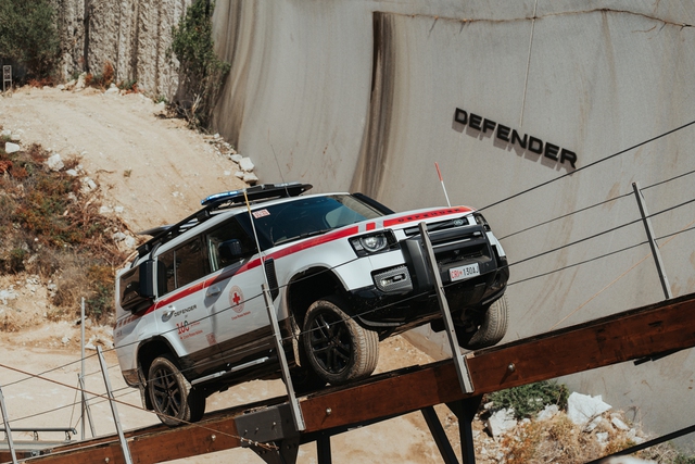 Dân mê đi rừng sẽ thích bản Land Rover Defender giống thế này: Thiết kế để chạy đường bão lũ, lở đất, có trạm phát sóng di động- Ảnh 3. Dân mê đi rừng sẽ thích bản Land Rover Defender giống thế này: Thiết kế để chạy đường bão lũ, lở đất, có trạm phát sóng di động- Ảnh 3.