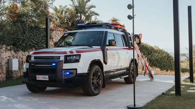 Dân mê đi rừng sẽ thích bản Land Rover Defender giống thế này: Thiết kế để chạy đường bão lũ, lở đất, có trạm phát sóng di động- Ảnh 2. Dân mê đi rừng sẽ thích bản Land Rover Defender giống thế này: Thiết kế để chạy đường bão lũ, lở đất, có trạm phát sóng di động- Ảnh 2.