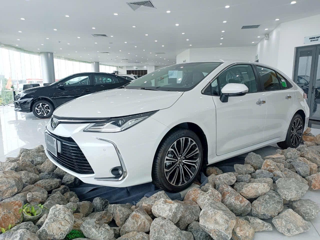 Toyota Corolla Altis giảm tới 80 triệu tại đại lý: Sản xuất 2023, bản giữa thấp hơn Civic tiêu chuẩn- Ảnh 2. Toyota Corolla Altis giảm tới 80 triệu tại đại lý: Sản xuất 2023, bản giữa thấp hơn Civic tiêu chuẩn- Ảnh 2.