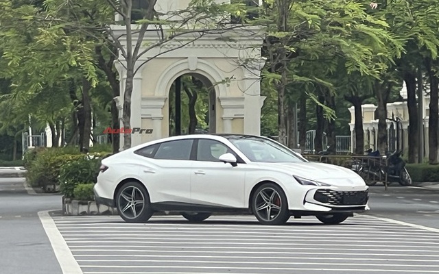 MG7 ấn định ngày ra mắt Việt Nam: Dự kiến đấu Camry bằng giá xe cỡ C, bản 'full' có chế độ lái như xe đua- Ảnh 2. MG7 ấn định ngày ra mắt Việt Nam: Dự kiến đấu Camry bằng giá xe cỡ C, bản 'full' có chế độ lái như xe đua- Ảnh 2.