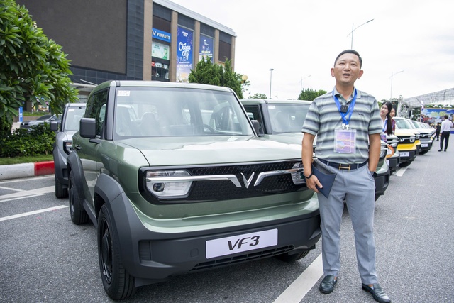 Chủ xe Thanh Hoá mua 5 chiếc VinFast VF 3 khác màu: ‘Biết cách dùng xe điện mini thì mới vui’- Ảnh 2. Chủ xe Thanh Hoá mua 5 chiếc VinFast VF 3 khác màu: ‘Biết cách dùng xe điện mini thì mới vui’- Ảnh 2.