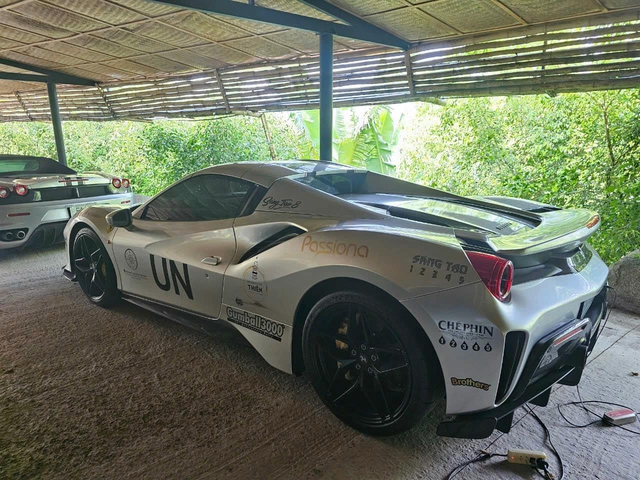 Loạt Ferrari của ông Đặng Lê Nguyên Vũ lộ ảnh lên tem chuẩn bị tham gia Gumball 3000, CĐM nhận xét: 'Vẫn thiếu nhiều siêu phẩm'- Ảnh 3. Loạt Ferrari của ông Đặng Lê Nguyên Vũ lộ ảnh lên tem chuẩn bị tham gia Gumball 3000, CĐM nhận xét: 'Vẫn thiếu nhiều siêu phẩm'- Ảnh 3.