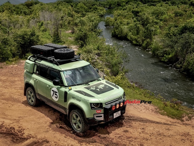9x kể chuyện sắp lái Land Rover Defender đi phượt: Từ Việt Nam qua châu Âu đến Nam Mỹ, chuẩn bị 6 tháng, phải tập luyện cường độ cao- Ảnh 2. 9x kể chuyện sắp lái Land Rover Defender đi phượt: Từ Việt Nam qua châu Âu đến Nam Mỹ, chuẩn bị 6 tháng, phải tập luyện cường độ cao- Ảnh 2.