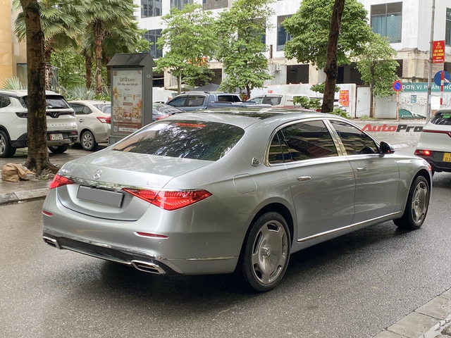 Mercedes-Maybach S 580 hàng hiếm lăn bánh trên phố Hà Nội: Giá khoảng 17 tỷ, màu độc, không bán chính hãng- Ảnh 3. Mercedes-Maybach S 580 hàng hiếm lăn bánh trên phố Hà Nội: Giá khoảng 17 tỷ, màu độc, không bán chính hãng- Ảnh 3.