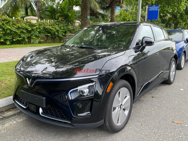 Ảnh thực tế VinFast VF 7S: Động cơ 174 mã lực, mâm khác dễ nhận biết, đại lý báo đã nhận cọc nhưng chưa có lịch giao hàng- Ảnh 2. Ảnh thực tế VinFast VF 7S: Động cơ 174 mã lực, mâm khác dễ nhận biết, đại lý báo đã nhận cọc nhưng chưa có lịch giao hàng- Ảnh 2.