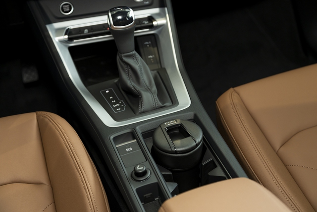 Audi Q3 2024 thêm bản mới tại Việt Nam: Đấu X1 và XC40 bằng gói thể thao, giá từ 1,89 tỷ đồng- Ảnh 20. Audi Q3 2024 thêm bản mới tại Việt Nam: Đấu X1 và XC40 bằng gói thể thao, giá từ 1,89 tỷ đồng- Ảnh 20.