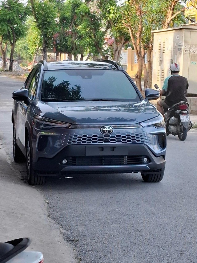 Phát hiện Toyota Corolla Cross bị rách ở cửa, chủ xe tại Thanh Hóa nghi sales giấu lỗi khiến xe không được bảo hành- Ảnh 2. Phát hiện Toyota Corolla Cross bị rách ở cửa, chủ xe tại Thanh Hóa nghi sales giấu lỗi khiến xe không được bảo hành- Ảnh 2.