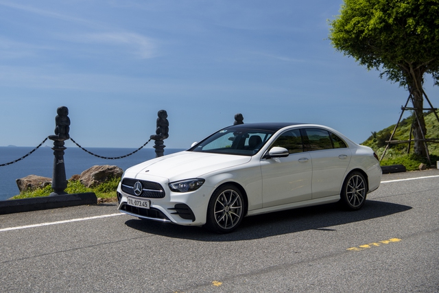 Mercedes-Benz chơi lớn: E-Class giảm giá tới 250 triệu, BMW 5-Series phải dè chừng- Ảnh 2. Mercedes-Benz chơi lớn: E-Class giảm giá tới 250 triệu, BMW 5-Series phải dè chừng- Ảnh 2.