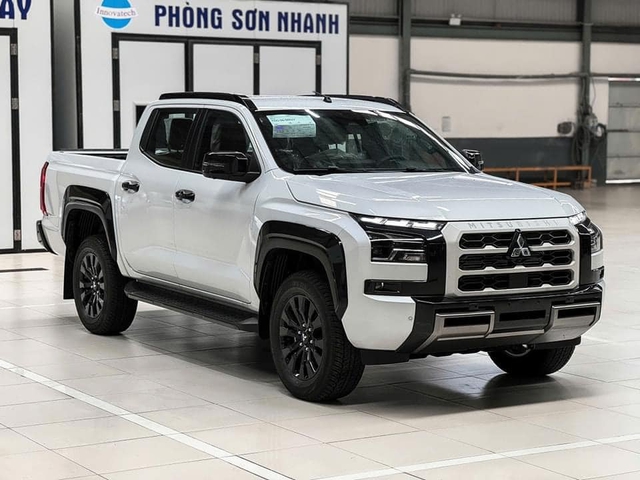 Mitsubishi Triton 2024 về đại lý, lần đầu lộ chi tiết nội thất: Màn hình lớn, camera 360, ADAS dễ khiến khách Việt phân vân với Ranger- Ảnh 2. Mitsubishi Triton 2024 về đại lý, lần đầu lộ chi tiết nội thất: Màn hình lớn, camera 360, ADAS dễ khiến khách Việt phân vân với Ranger- Ảnh 2.