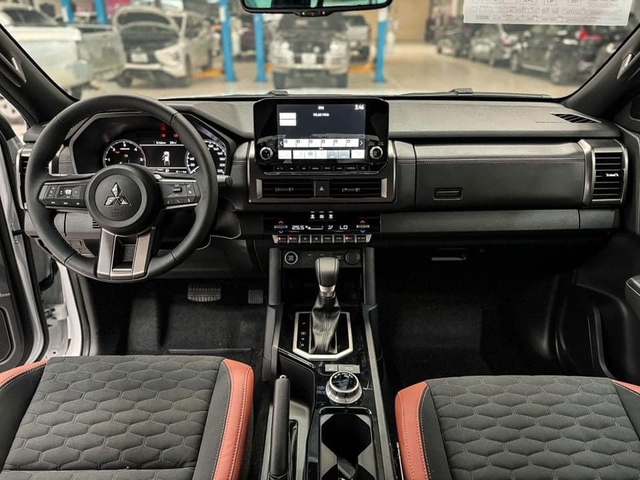 Mitsubishi Triton 2024 về đại lý, lần đầu lộ chi tiết nội thất: Màn hình lớn, camera 360, ADAS dễ khiến khách Việt phân vân với Ranger- Ảnh 9. Mitsubishi Triton 2024 về đại lý, lần đầu lộ chi tiết nội thất: Màn hình lớn, camera 360, ADAS dễ khiến khách Việt phân vân với Ranger- Ảnh 9.