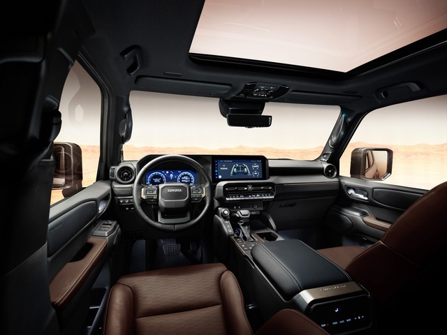 Toyota Land Cruiser Prado có bản độ nhìn 'chiến' hơn cả G 63, khách Việt đang chờ xe về có thể tham khảo nếu thích chơi trội- Ảnh 4. Toyota Land Cruiser Prado có bản độ nhìn 'chiến' hơn cả G 63, khách Việt đang chờ xe về có thể tham khảo nếu thích chơi trội- Ảnh 4.