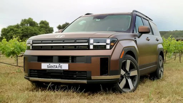 Xe hybrid mới ồ ạt về Việt Nam dịp cuối năm: Có cả SUV, sedan, minivan, có mẫu cắm sạc, đầy bình xăng-điện chạy 1.200km- Ảnh 2. Xe hybrid mới ồ ạt về Việt Nam dịp cuối năm: Có cả SUV, sedan, minivan, có mẫu cắm sạc, đầy bình xăng-điện chạy 1.200km- Ảnh 2.