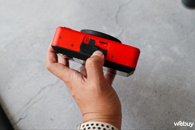 Ra đường chụp ảnh với Leica Sofort 2: Chụp in ngay và có cả bản số, màu ảnh hoài cổ- Ảnh 13. Ra đường chụp ảnh với Leica Sofort 2: Chụp in ngay và có cả bản số, màu ảnh hoài cổ- Ảnh 13.