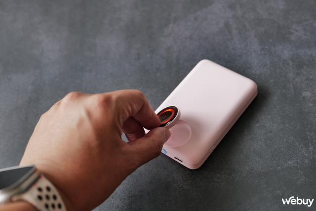 Pin dự phòng MagSafe 2-trong-1 cho iPhone và Apple Watch: Sạc được 4 thiết bị cùng lúc, dung lượng 10.000mAh, giá chỉ 1,5 triệu đồng- Ảnh 5. Pin dự phòng MagSafe 2-trong-1 cho iPhone và Apple Watch: Sạc được 4 thiết bị cùng lúc, dung lượng 10.000mAh, giá chỉ 1,5 triệu đồng- Ảnh 5.