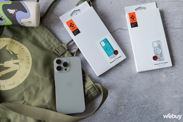 Trên tay 2 mẫu ốp lưng siêu độc lạ của Spigen dành cho iPhone 15 Pro Max- Ảnh 1. Trên tay 2 mẫu ốp lưng siêu độc lạ của Spigen dành cho iPhone 15 Pro Max- Ảnh 1.