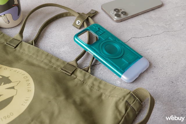 Trên tay 2 mẫu ốp lưng siêu độc lạ của Spigen dành cho iPhone 15 Pro Max- Ảnh 2. Trên tay 2 mẫu ốp lưng siêu độc lạ của Spigen dành cho iPhone 15 Pro Max- Ảnh 2.