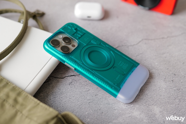 Trên tay 2 mẫu ốp lưng siêu độc lạ của Spigen dành cho iPhone 15 Pro Max- Ảnh 9. Trên tay 2 mẫu ốp lưng siêu độc lạ của Spigen dành cho iPhone 15 Pro Max- Ảnh 9.