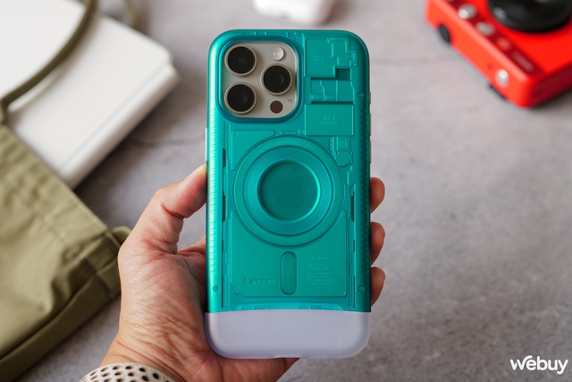 Trên tay 2 mẫu ốp lưng siêu độc lạ của Spigen dành cho iPhone 15 Pro Max- Ảnh 8. Trên tay 2 mẫu ốp lưng siêu độc lạ của Spigen dành cho iPhone 15 Pro Max- Ảnh 8.