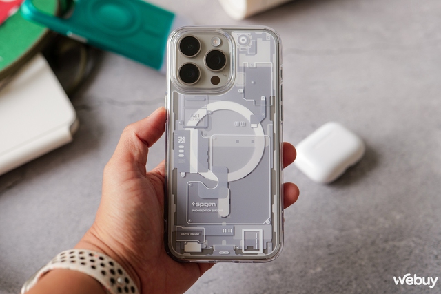 Trên tay 2 mẫu ốp lưng siêu độc lạ của Spigen dành cho iPhone 15 Pro Max- Ảnh 16. Trên tay 2 mẫu ốp lưng siêu độc lạ của Spigen dành cho iPhone 15 Pro Max- Ảnh 16.