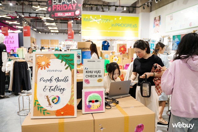 Giới trẻ Hà Nội thích thú nhập hội “Iu Vĩbe”, tự làm ốp lưng len thêu tay và in áo với Galaxy Z Flip5- Ảnh 1. Giới trẻ Hà Nội thích thú nhập hội “Iu Vĩbe”, tự làm ốp lưng len thêu tay và in áo với Galaxy Z Flip5- Ảnh 1.