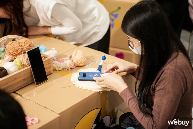 Giới trẻ Hà Nội thích thú nhập hội “Iu Vĩbe”, tự làm ốp lưng len thêu tay và in áo với Galaxy Z Flip5- Ảnh 13. Giới trẻ Hà Nội thích thú nhập hội “Iu Vĩbe”, tự làm ốp lưng len thêu tay và in áo với Galaxy Z Flip5- Ảnh 13.