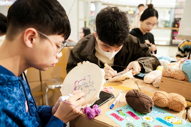 Giới trẻ Hà Nội thích thú nhập hội “Iu Vĩbe”, tự làm ốp lưng len thêu tay và in áo với Galaxy Z Flip5- Ảnh 12. Giới trẻ Hà Nội thích thú nhập hội “Iu Vĩbe”, tự làm ốp lưng len thêu tay và in áo với Galaxy Z Flip5- Ảnh 12.