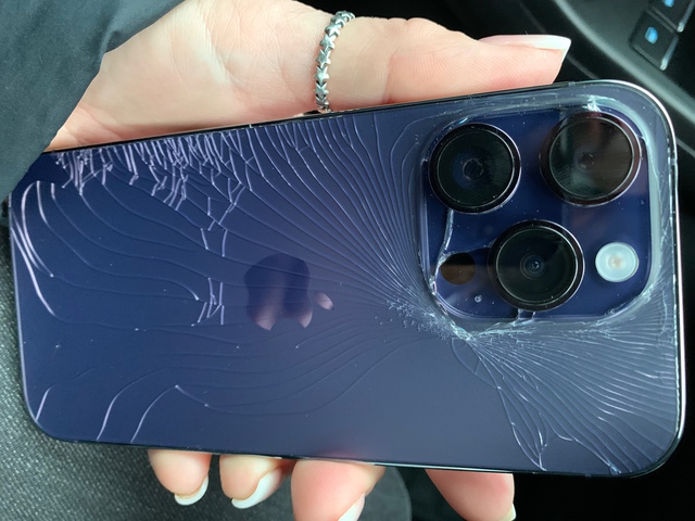 Chỉ cần vỡ lưng, chiếc iPhone của bạn lập tức trở thành "đồ bỏ" trong mắt Apple- Ảnh 1. Chỉ cần vỡ lưng, chiếc iPhone của bạn lập tức trở thành "đồ bỏ" trong mắt Apple- Ảnh 1.