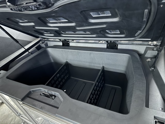 Siêu bán tải chạy điện Tesla Cybertruck lộ diện, kéo theo xe khác vẫn đánh bại Porsche 911- Ảnh 6. Siêu bán tải chạy điện Tesla Cybertruck lộ diện, kéo theo xe khác vẫn đánh bại Porsche 911- Ảnh 6.