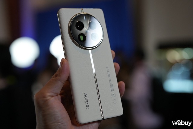 Trên tay sớm realme 12 Pro+ tại CES 2024 với camera tiềm vọng 3x- Ảnh 3. Trên tay sớm realme 12 Pro+ tại CES 2024 với camera tiềm vọng 3x- Ảnh 3.
