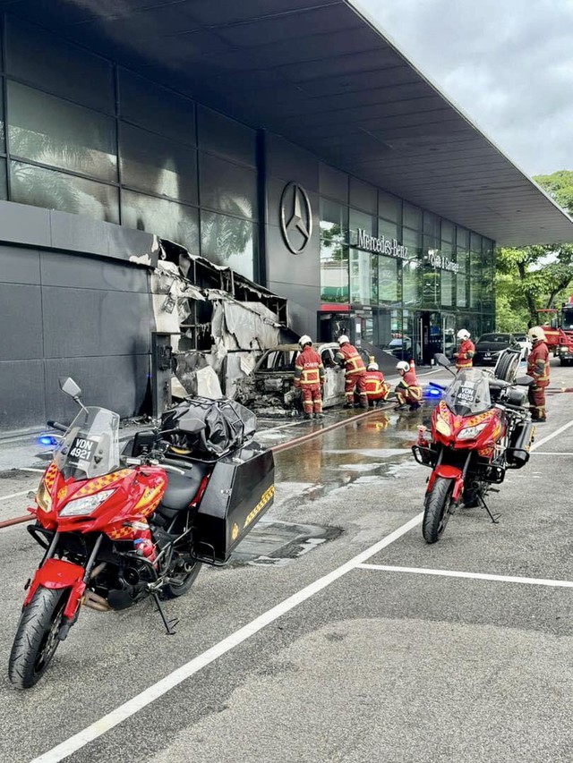 Xe điện Mercedes bất ngờ bốc cháy khi đang sạc: Trớ trêu nhất là nơi xảy ra hỏa hoạn- Ảnh 3. Xe điện Mercedes bất ngờ bốc cháy khi đang sạc: Trớ trêu nhất là nơi xảy ra hỏa hoạn- Ảnh 3.