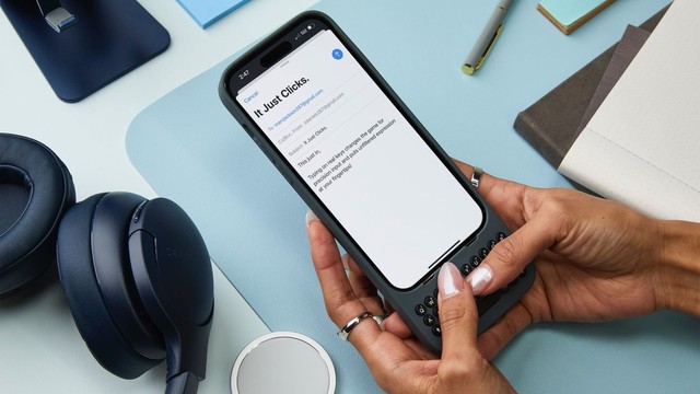 Phụ kiện này biến iPhone của bạn thành BlackBerry- Ảnh 2. Phụ kiện này biến iPhone của bạn thành BlackBerry- Ảnh 2.