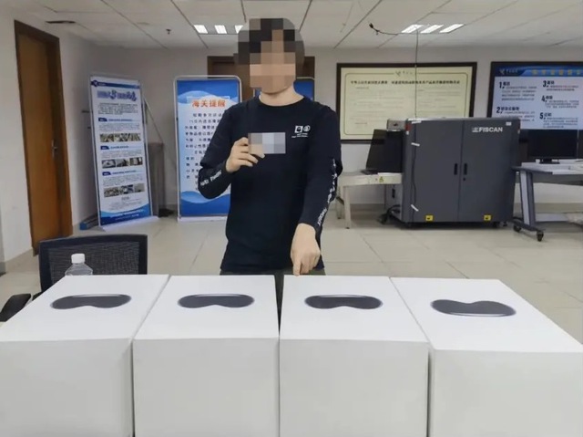 Buôn lậu Vision Pro từ Mỹ, nhận cái kết đắng- Ảnh 1. Buôn lậu Vision Pro từ Mỹ, nhận cái kết đắng- Ảnh 1.