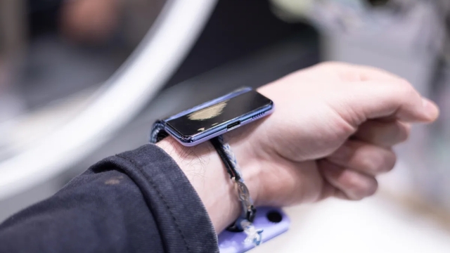 Điện thoại Samsung "biến hình": Từ smartphone thành smartwatch chỉ trong một nốt nhạc- Ảnh 5. Điện thoại Samsung "biến hình": Từ smartphone thành smartwatch chỉ trong một nốt nhạc- Ảnh 5.