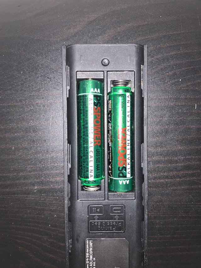 Tại sao pin được xếp cạnh nhau theo hướng ngược nhau?- Ảnh 1. Tại sao pin được xếp cạnh nhau theo hướng ngược nhau?- Ảnh 1.