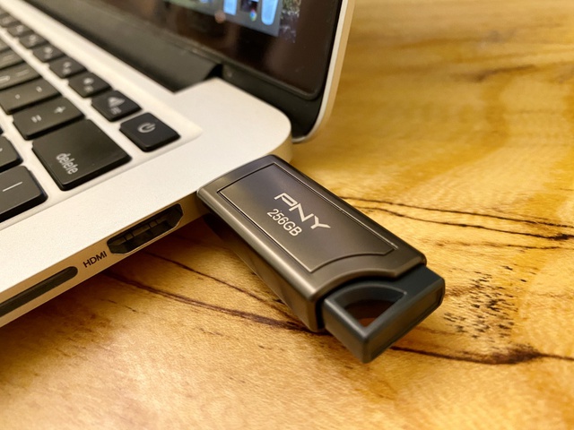 Lộ diện 'chiêu trò' tái chế linh kiện đã bị thải loại để sản xuất ổ USB và thẻ nhớ- Ảnh 1.