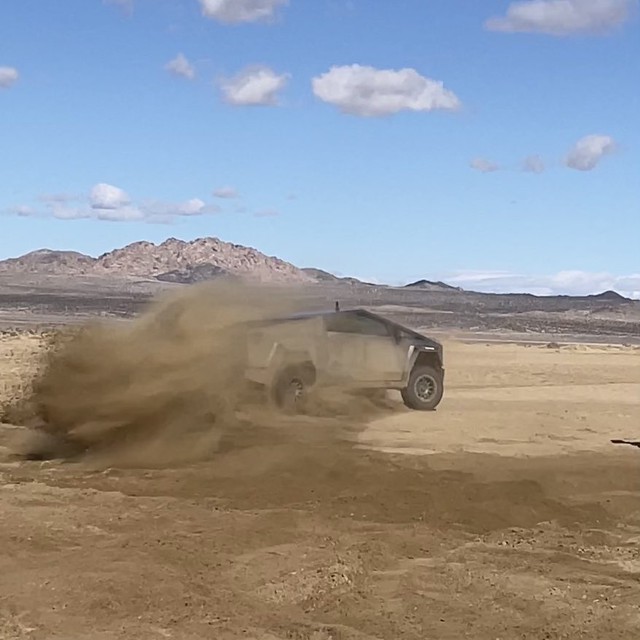 Mang thử Cybertruck đi off-road, ai ngờ gãy luôn cả bánh xe!- Ảnh 8. Mang thử Cybertruck đi off-road, ai ngờ gãy luôn cả bánh xe!- Ảnh 8.