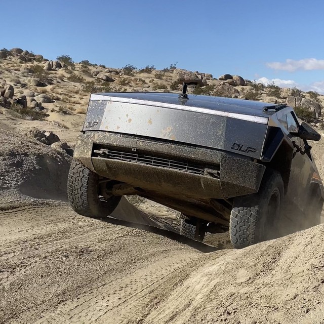 Mang thử Cybertruck đi off-road, ai ngờ gãy luôn cả bánh xe!- Ảnh 2.