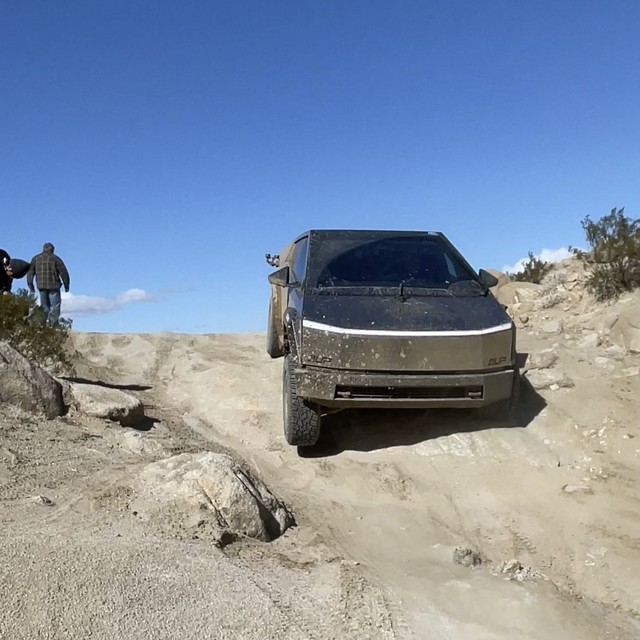 Mang thử Cybertruck đi off-road, ai ngờ gãy luôn cả bánh xe!- Ảnh 3.