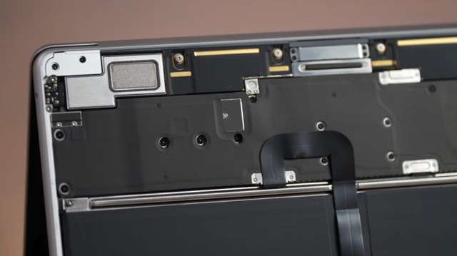 Nhiệt độ CPU của MacBook Air M3 nóng tới 114 độ C khi chạy, dùng chung chip nhưng vẫn yếu hơn 33% so với MacBook Pro vì thiếu một linh kiện quan trọng- Ảnh 1. Nhiệt độ CPU của MacBook Air M3 nóng tới 114 độ C khi chạy, dùng chung chip nhưng vẫn yếu hơn 33% so với MacBook Pro vì thiếu một linh kiện quan trọng- Ảnh 1.