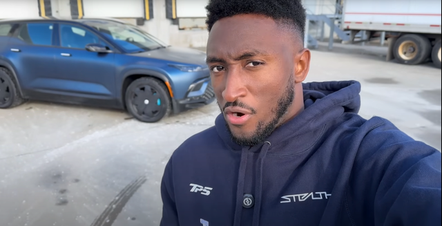 Bị YouTuber MKBHD chê bai là "chiếc xe tệ nhất từng đánh giá", cổ phiếu một hãng xe điện bay hơi 50%- Ảnh 1.