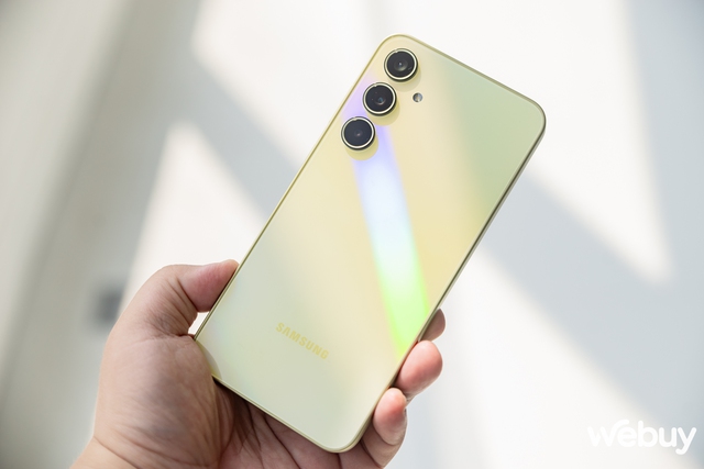 Cận cảnh Galaxy A35 5G và Galaxy A55 5G: Lựa chọn “an toàn” cho người dùng trẻ, giá từ 8.29 triệu đồng- Ảnh 2. Cận cảnh Galaxy A35 5G và Galaxy A55 5G: Lựa chọn “an toàn” cho người dùng trẻ, giá từ 8.29 triệu đồng- Ảnh 2.