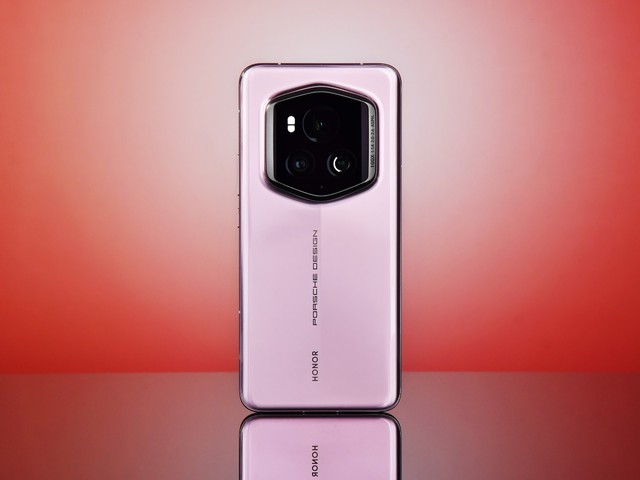 Cận cảnh điện thoại Porsche, giá chỉ... ngang iPhone 15 Pro Max- Ảnh 1. Cận cảnh điện thoại Porsche, giá chỉ... ngang iPhone 15 Pro Max- Ảnh 1.