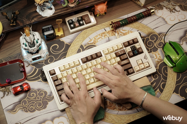 YouTuber tại Hà Nội với góc làm việc 'cả trăm triệu' tiền Gundam và bàn phím cơ- Ảnh 7. YouTuber tại Hà Nội với góc làm việc 'cả trăm triệu' tiền Gundam và bàn phím cơ- Ảnh 7.