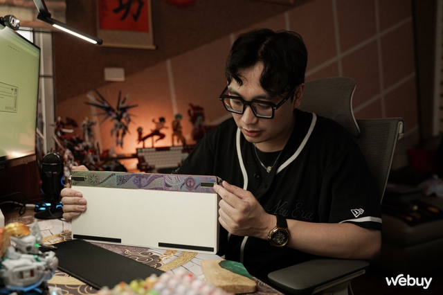 YouTuber tại Hà Nội với góc làm việc 'cả trăm triệu' tiền Gundam và bàn phím cơ- Ảnh 8. YouTuber tại Hà Nội với góc làm việc 'cả trăm triệu' tiền Gundam và bàn phím cơ- Ảnh 8.