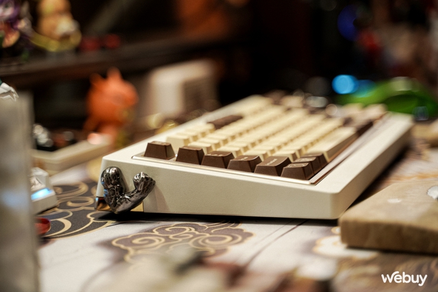 YouTuber tại Hà Nội với góc làm việc 'cả trăm triệu' tiền Gundam và bàn phím cơ- Ảnh 9. YouTuber tại Hà Nội với góc làm việc 'cả trăm triệu' tiền Gundam và bàn phím cơ- Ảnh 9.